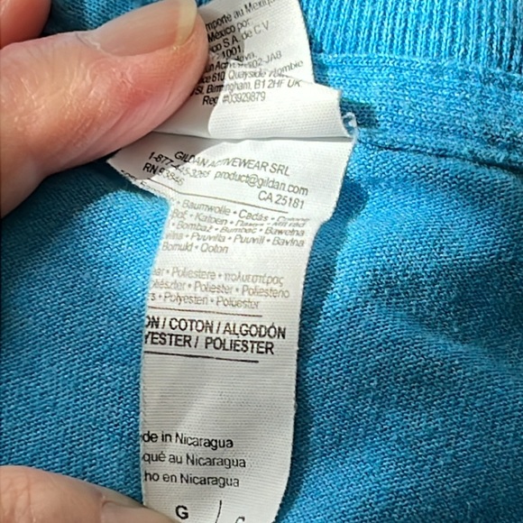 $4 (bundle only $10 minimum) Just your basic beach tee - Picture 6 of 7